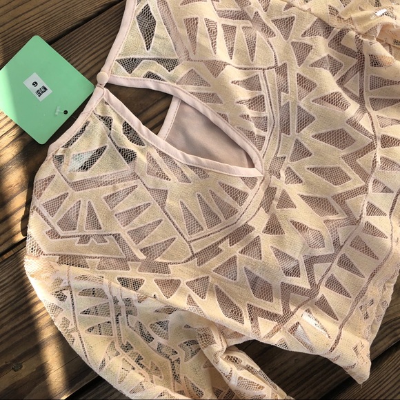 Geometric Lace Crop Top - Picture 5 of 6